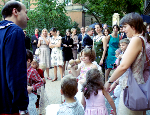 Eine große Hochzeitsgesellschaft wird vom Klabautermann (Robert Mingau) und den Kindern zur Abschlusspräsentation begrüßt