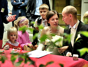 Kindercafé bei einer Hochzeit: das Brautpaar lässt sich von Kindern bewirten