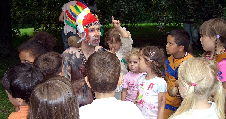 Indianerfest mit dem Klabautermann von Berlin: Medinmann Weißer Uhu besucht den Kindergarten