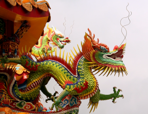 Chinesischer Drachen, bunte Skulptur