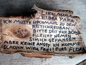 Borkenstück mit Floras Nachricht