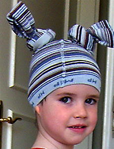 Kinderportrait mit Strumpfhosen-Ohren: ein geniales Osterhasenkostüm