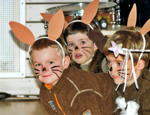 drei Kinder als Osterhasen geschminkt und kostümiert