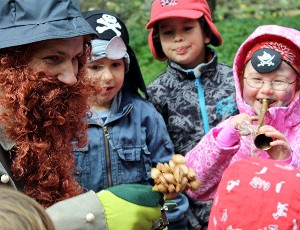 Der Klabautermann mit 3 fröhlichen Piraten-Kindern