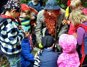 Der Klabautermann, umringt von Kindern, beim Öffnen der Schatztruhe