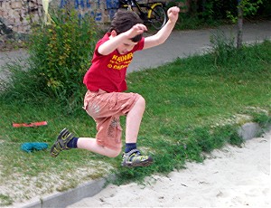 Kinderolympiade - ein Junge beim Weitsprung