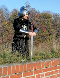 Spielleiter Robert Mingau als Ritter Adalbert in herbstlicher Landschaft