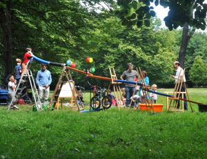 Gesamtansicht der Rohrleitungsregatta auf einer Familienfeier im Park