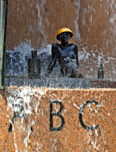 Beispielbild Berliner Brunnentour: Weltkugelbrunnen mit den Buchstaben A, B, C