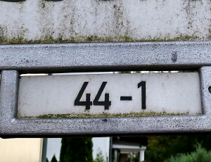 Straßenschild mit Matheaufgabe: 24-1