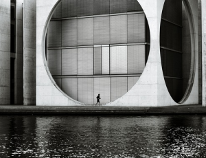 Geometrische Form im Stadtbild (Paul-Löbe-Haus, Berlin)