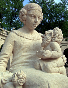 Schneewittchen-Figur vom Märchenbrunnen im Volkspark Friedrichshain
