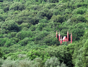 Rosa Märchenschloss, tief in dichtem Wald versteckt